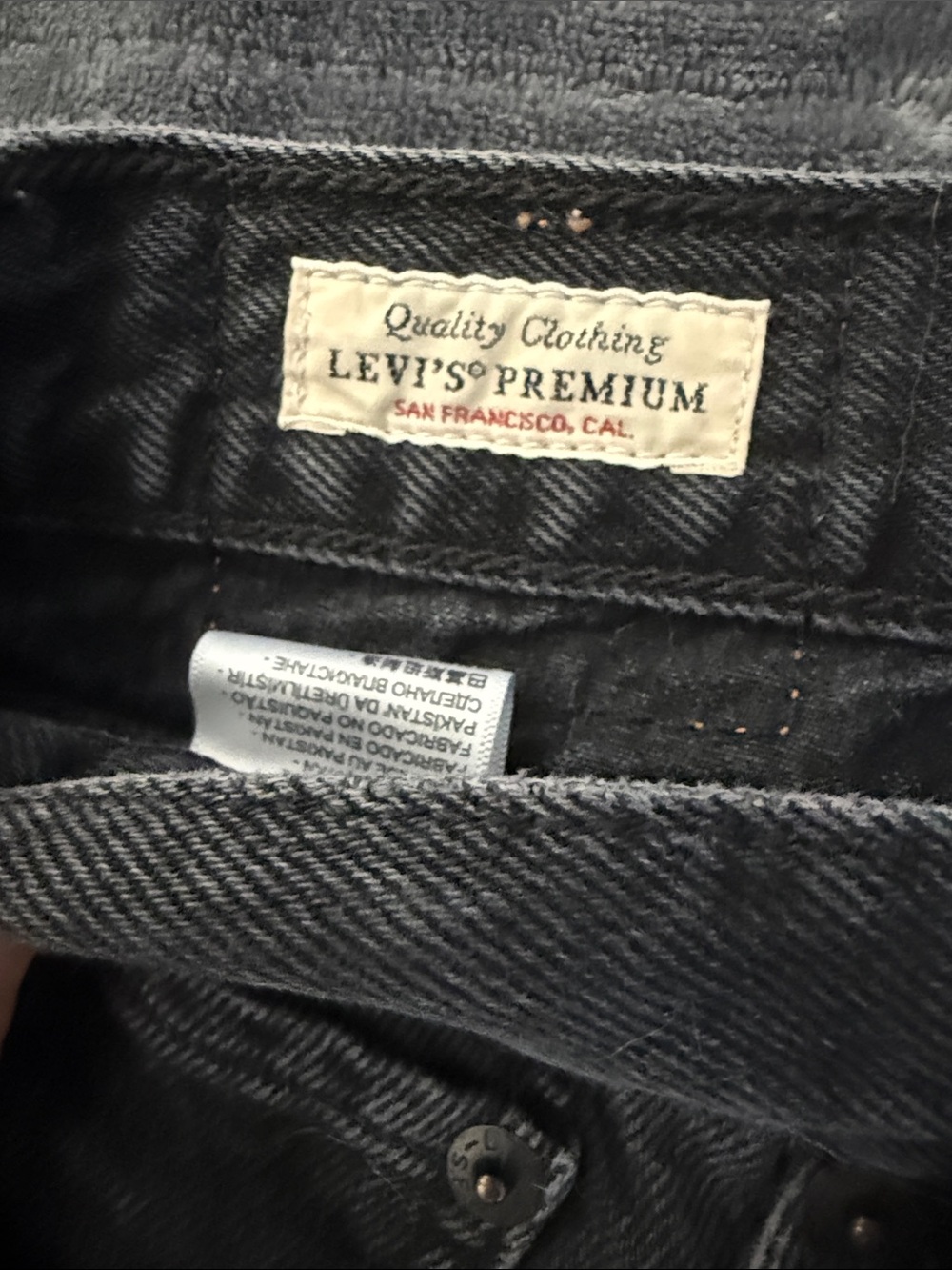 Levi's Women’s 80’s Mom Shorts Black High-Rise | Size 28 - Picture 3 of 8